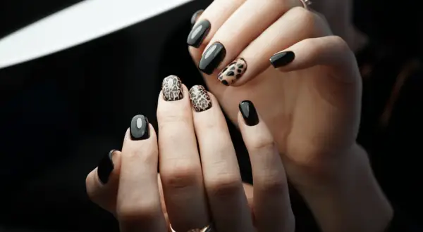 Jaki manicure do czarnej sukienki? Kompletny poradnik