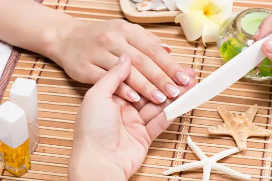 Manicure japoński: cena w Polsce, co wpływa i czy warto robić w domu?